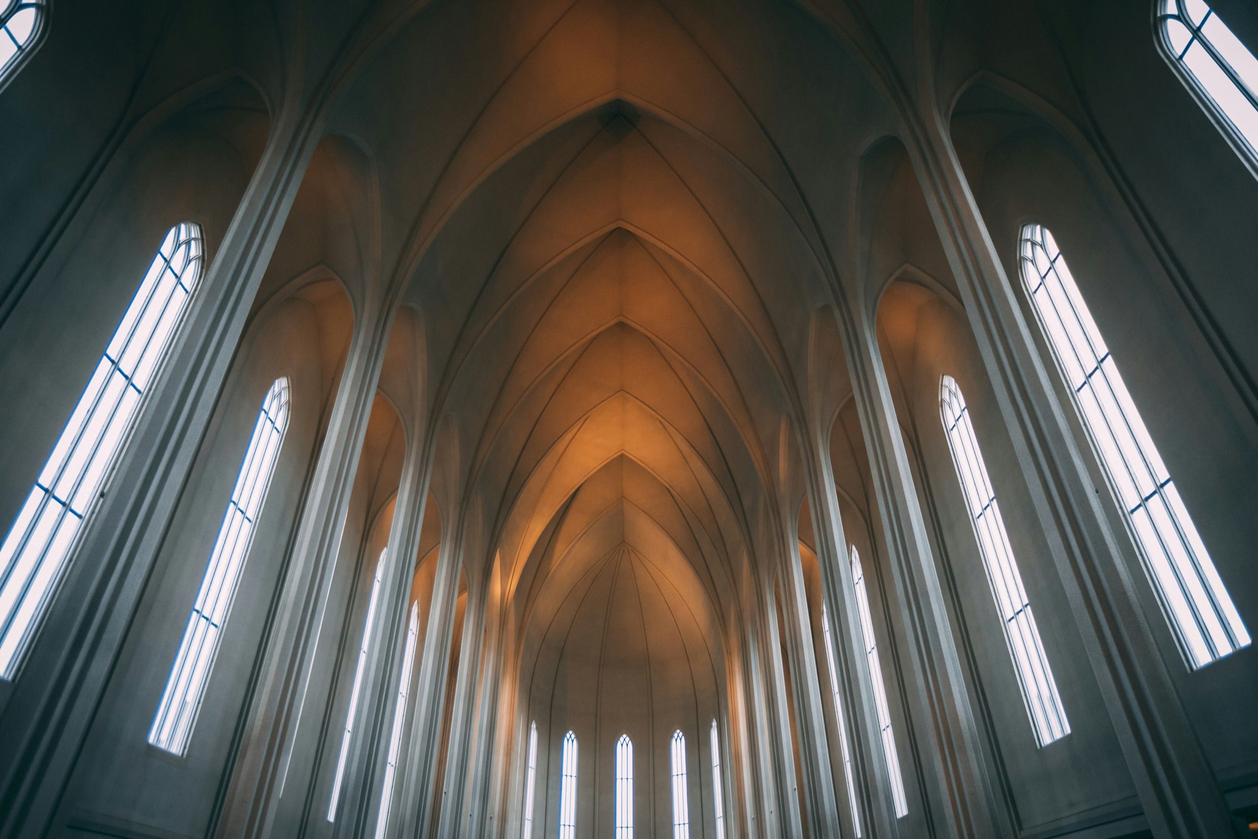 Lichtdurchflutetes gotisches Kirchenschiff mit hohen Bögen